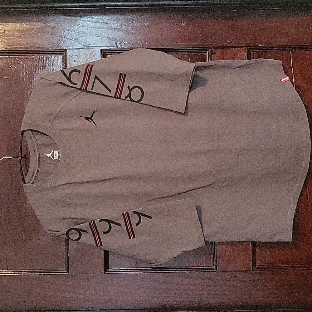 Jordan 3/4 length sleeve Grey T-shirt. Medium.